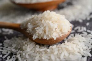 comer arroz cru faz mal